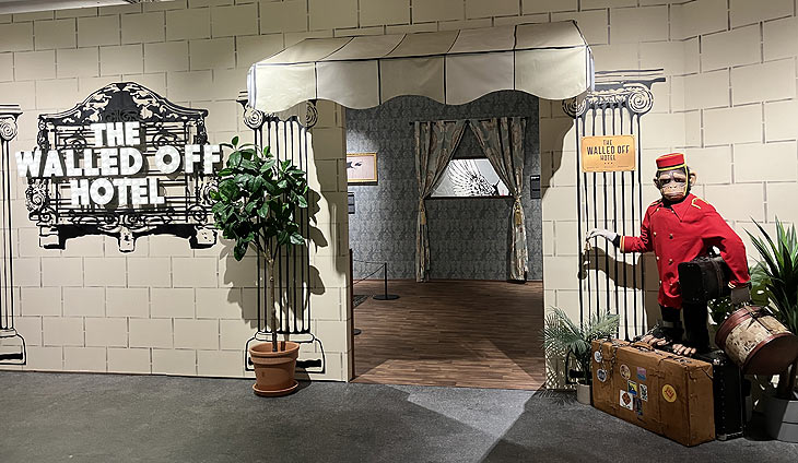 „House of Banksy – An Unauthorized Exhibition" ab 14.06.2024 im B-TWEEN, dem Untergeschoss des ehemaligen Galeria Kaufhof am Stachus (©Foto: Marikka-Laila Maisel) 